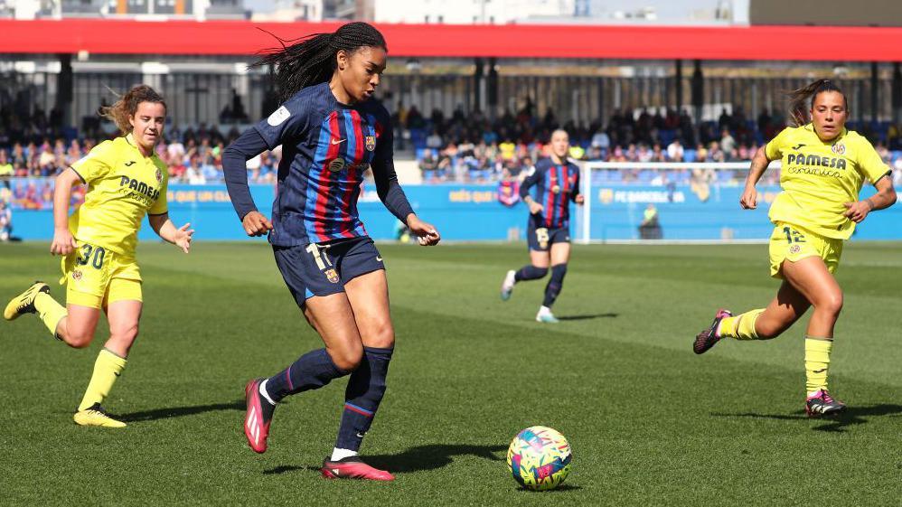 Paralluelo runs down the winger during a Liga F match versus her former club Villarreal