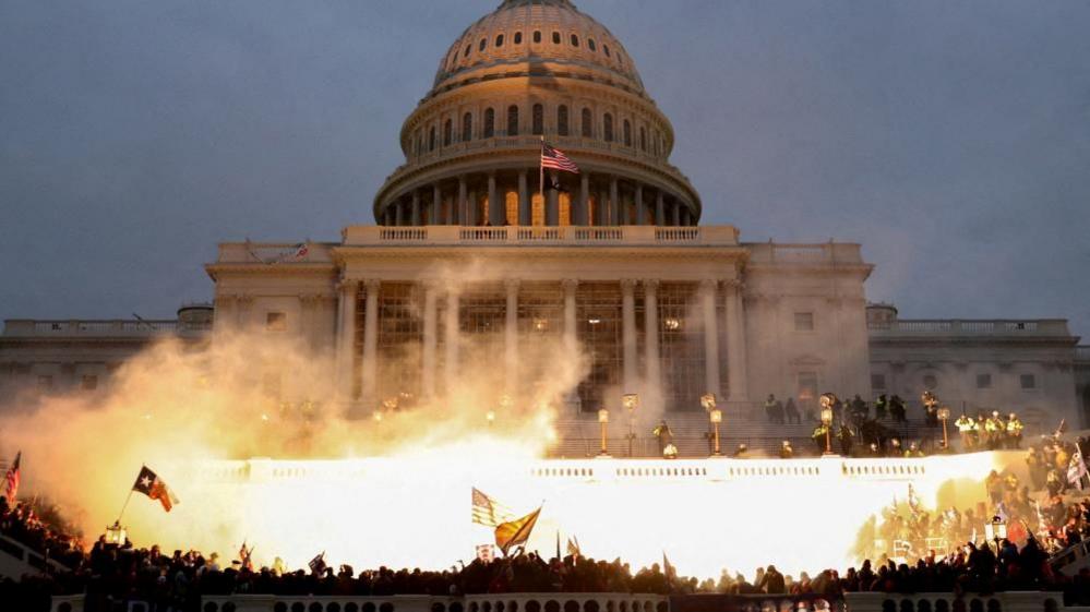 Image shows the Capitol building on the day of the riot in 2021