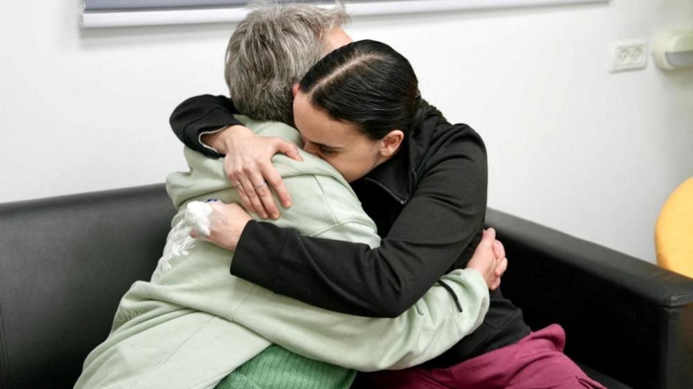 Released British-Israeli hostage Emily Damari embraces her mother, Mandy (19/01/25)