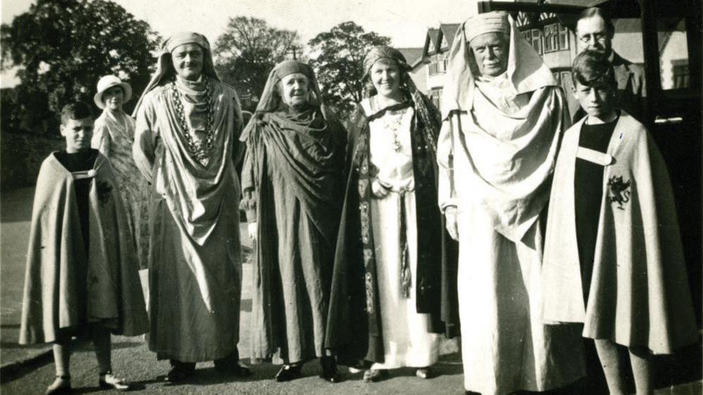 Alun Davies, David Lloyd George ar aelodau eraill yr Orsedd