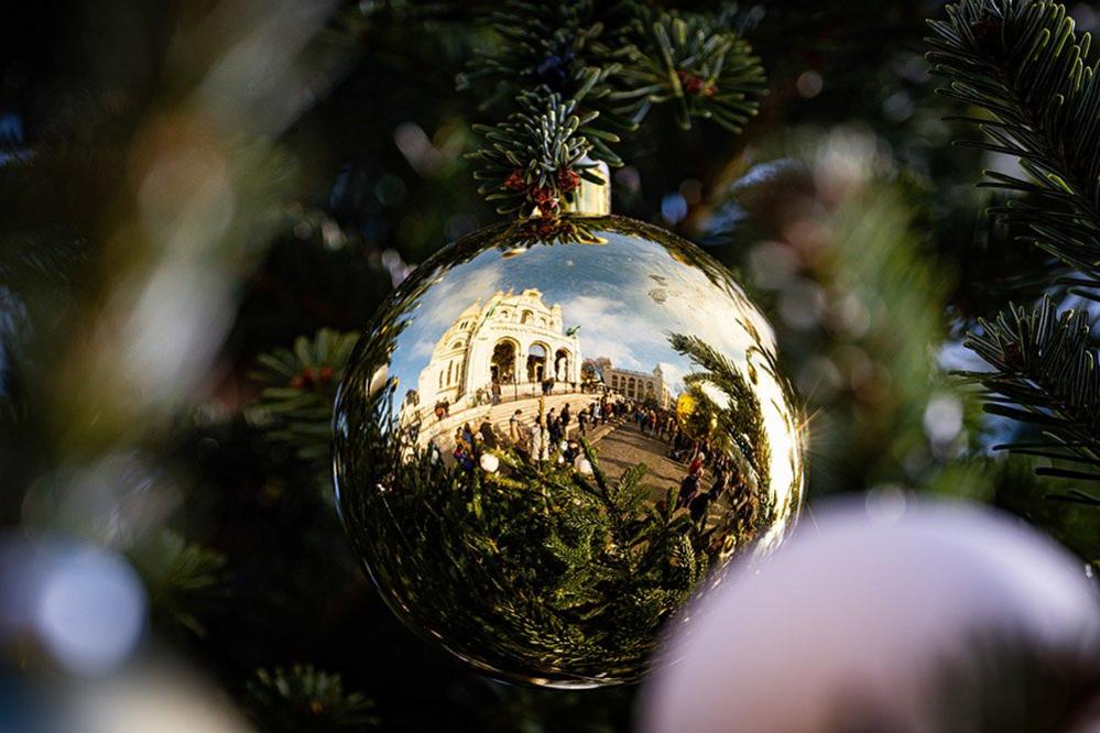 Reflection in a bauble