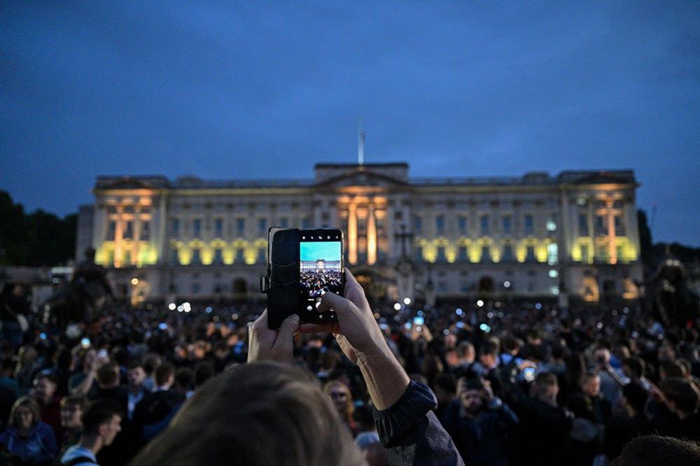 People outside Buckingham Palace