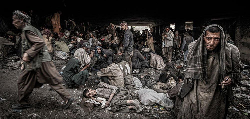 People under the Pul-e-Sukhta bridge, Kabul