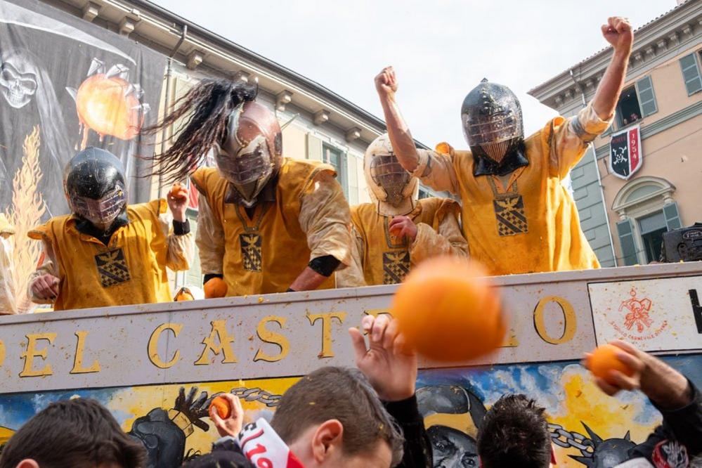 Throwing oranges from a cart