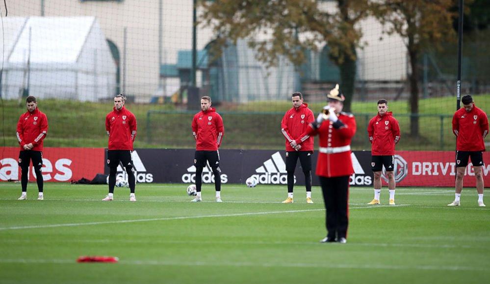 Welsh footballers as The Last Post is played