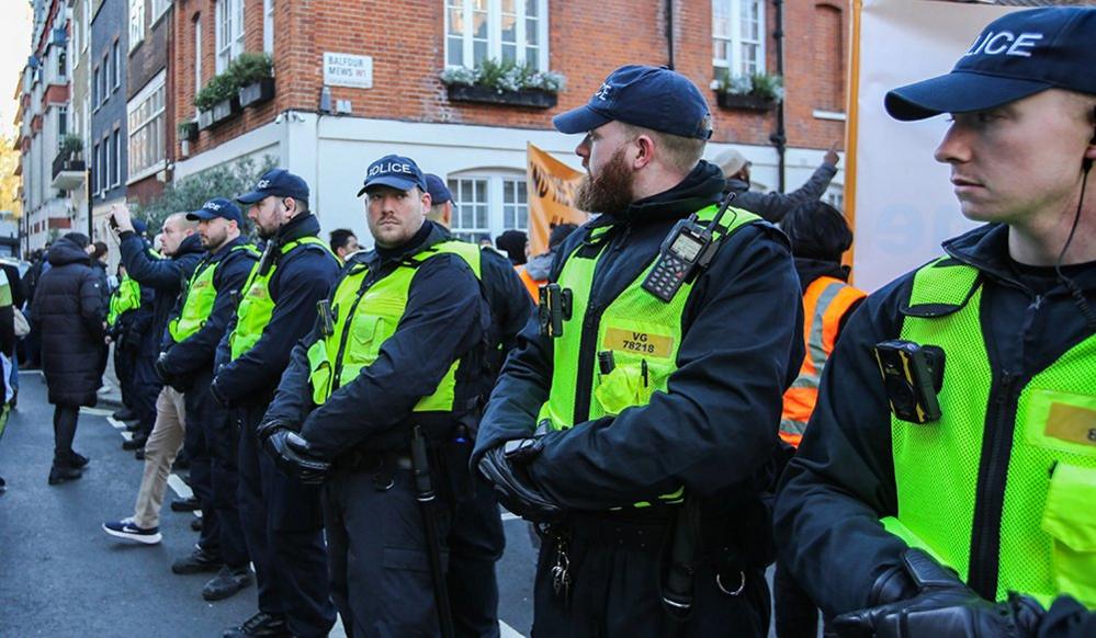 Police officers form a cordon between protesters making their way to the main march for Palestine. Hizb ut-Tahrir hold a static protest opposite the Egyptian embassy calling for Muslim armies to rescue the Palestinian people on 25 November