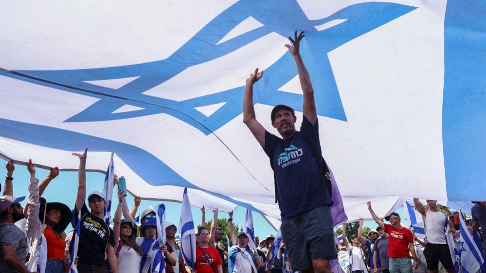 Protesters hold large Israeli flag (24/07/23)