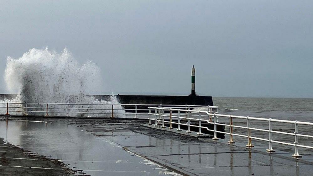 Tonnau uchel yn Aberystwyth brynhawn Gwener