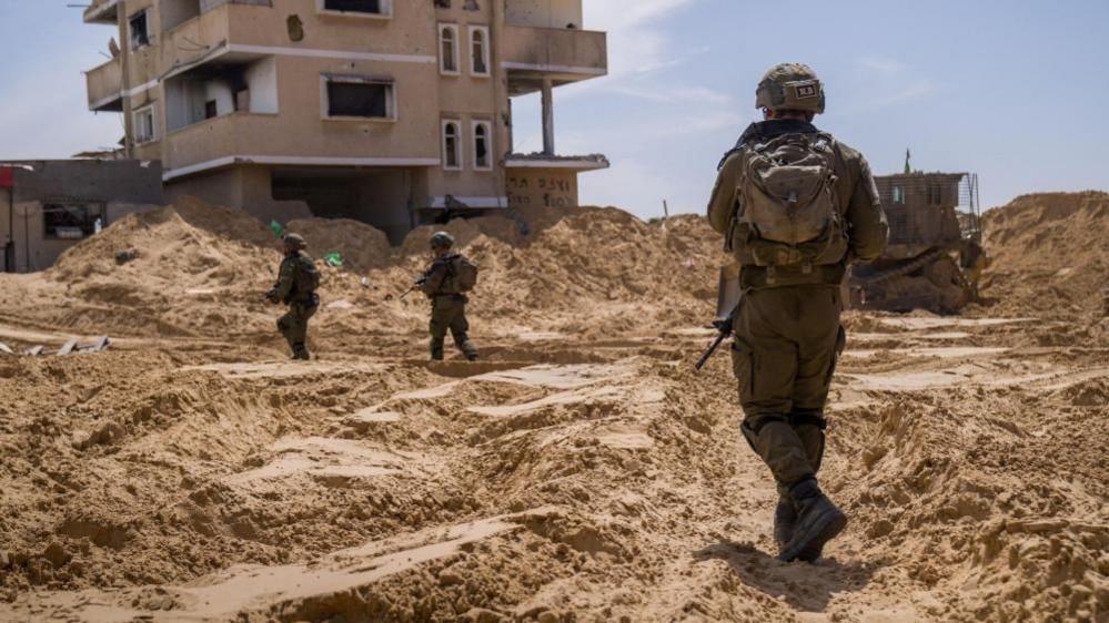 Israeli soldiers conducting operations in Gaza. The soldiers are wearnig camouflage military clothing and holding guns