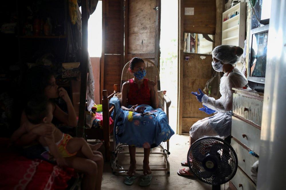 Vanderlecia talks to a patient indoors