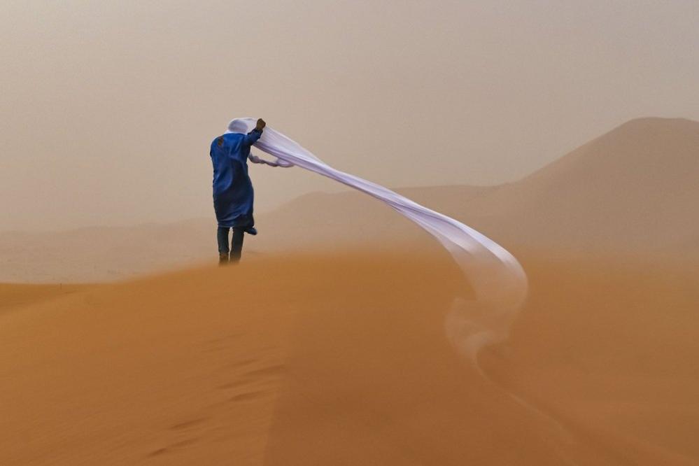 guide-in-sahara-desert.