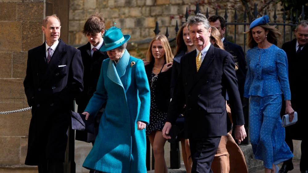 Ana duke ecur me Edwardin dhe Tim Laurencen