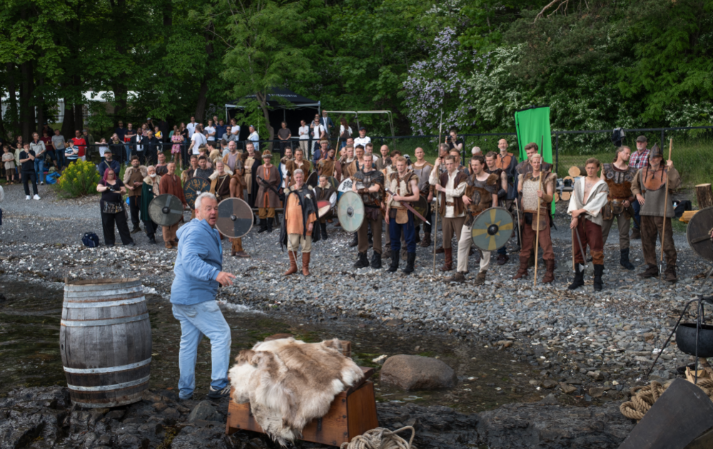 David Yarrow speaks to the gathered group of players and crew
