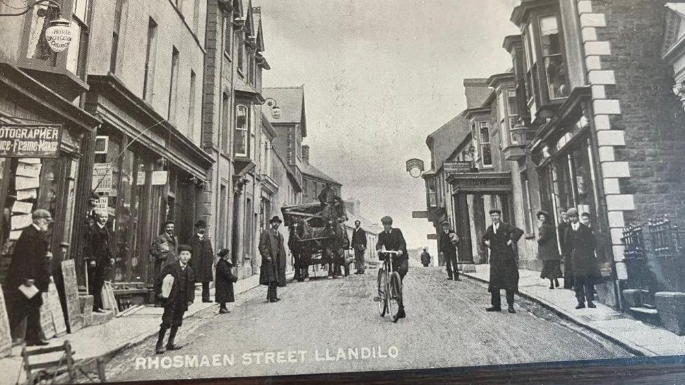 Golygfa stryd yn Llandeilo