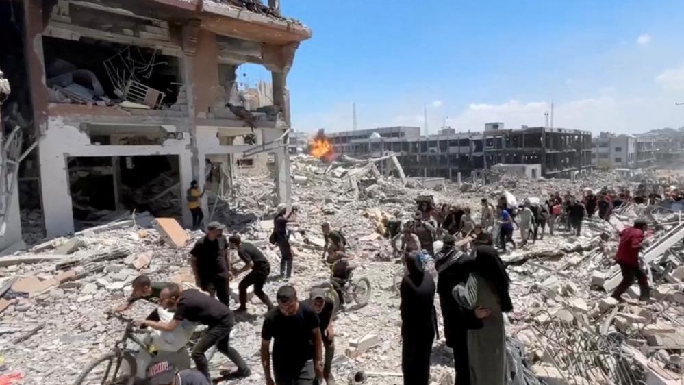 Palestinians walk through rubble in Jabalia (30/05/24)