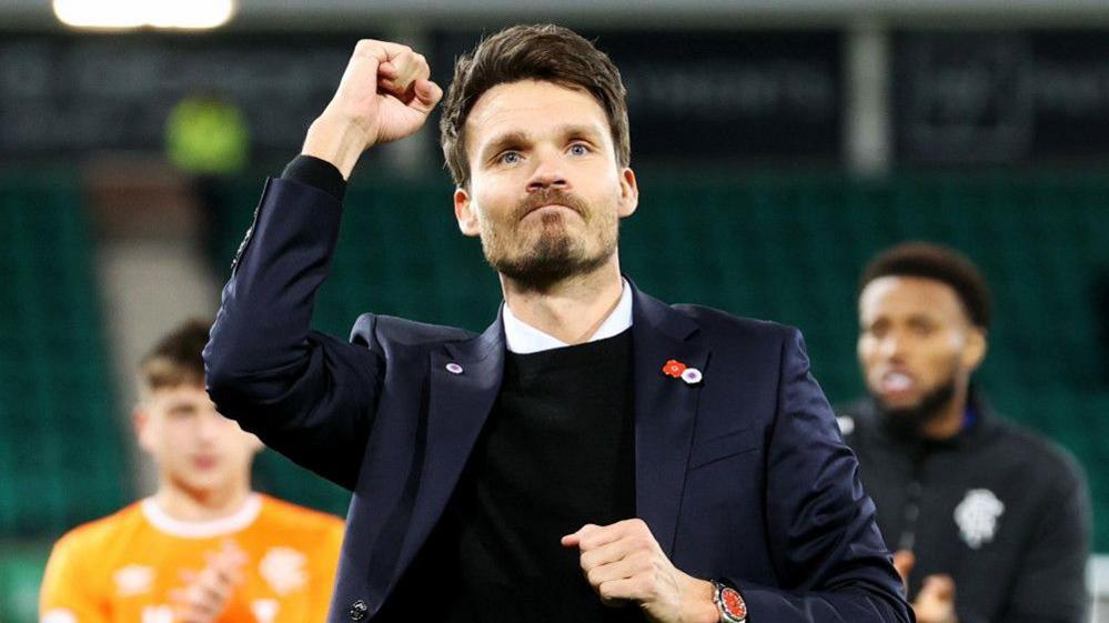 Rangers Head Coach Danny Rohl celebrates at full time during a William Hill Premiership match between Hibernian and Rangers at Easter Road
