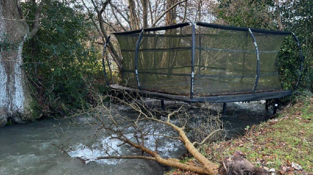 Trampolin wedi chwythu o ardd ym Mhenrhyncoch, Ceredigion