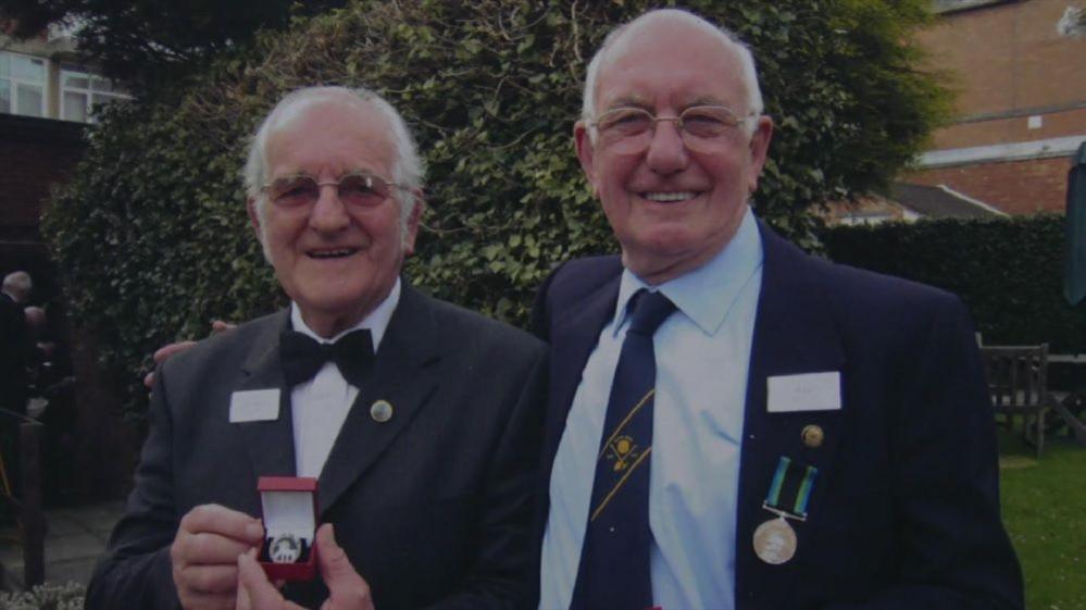 Emrys yn gael badge Bechgyn Bevin