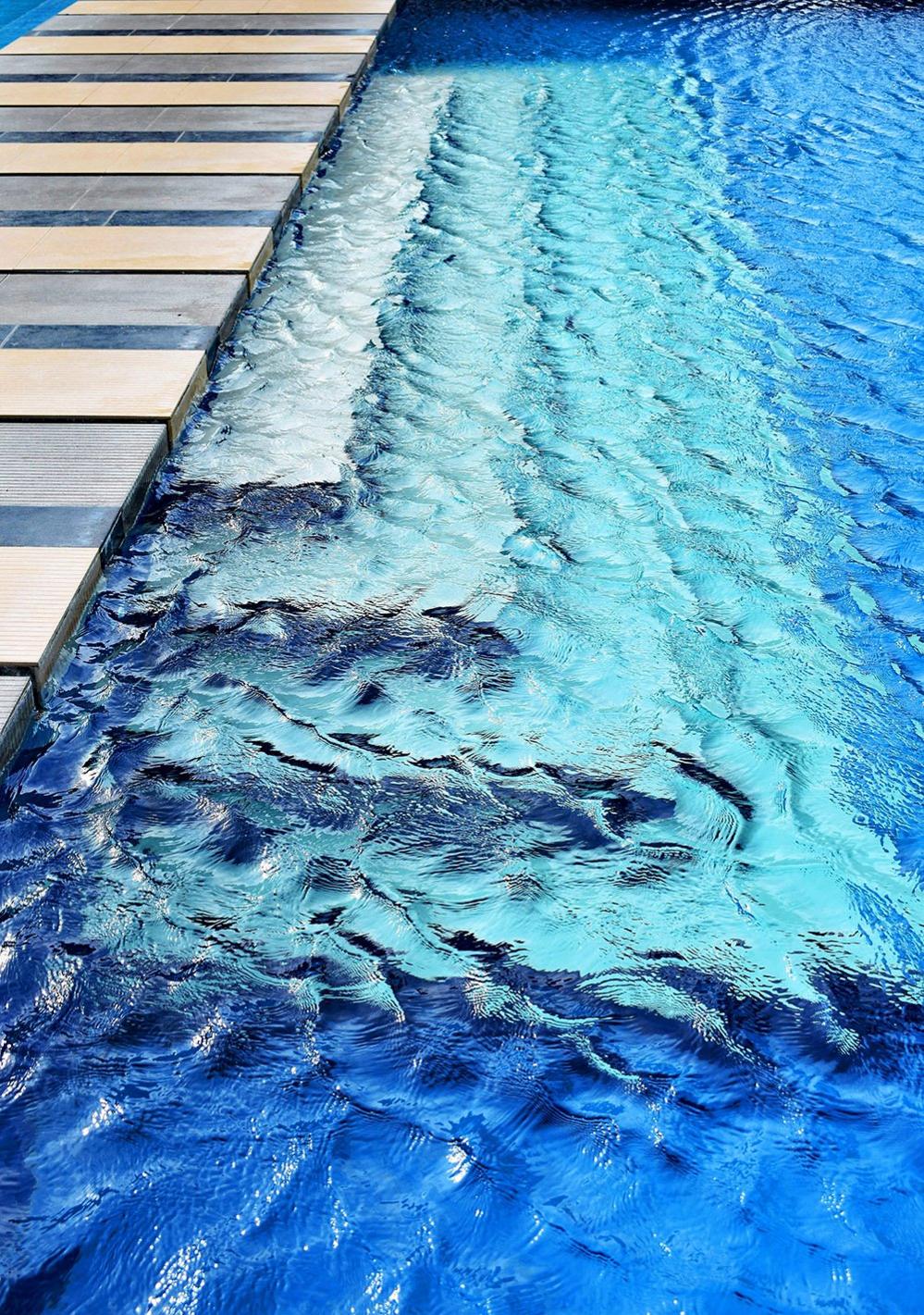 Swimming pool steps