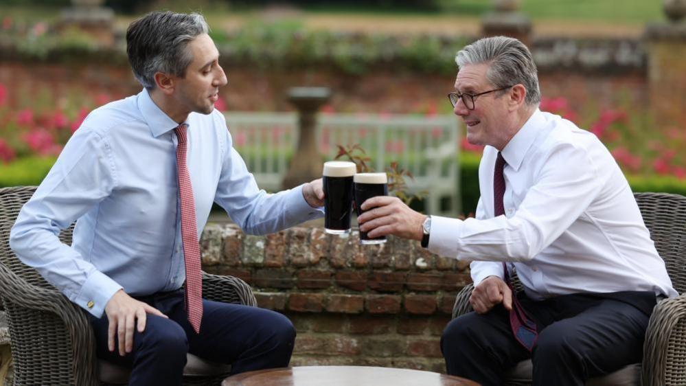 Simon Harris and Keir Starmer cheers a pint of Guinness