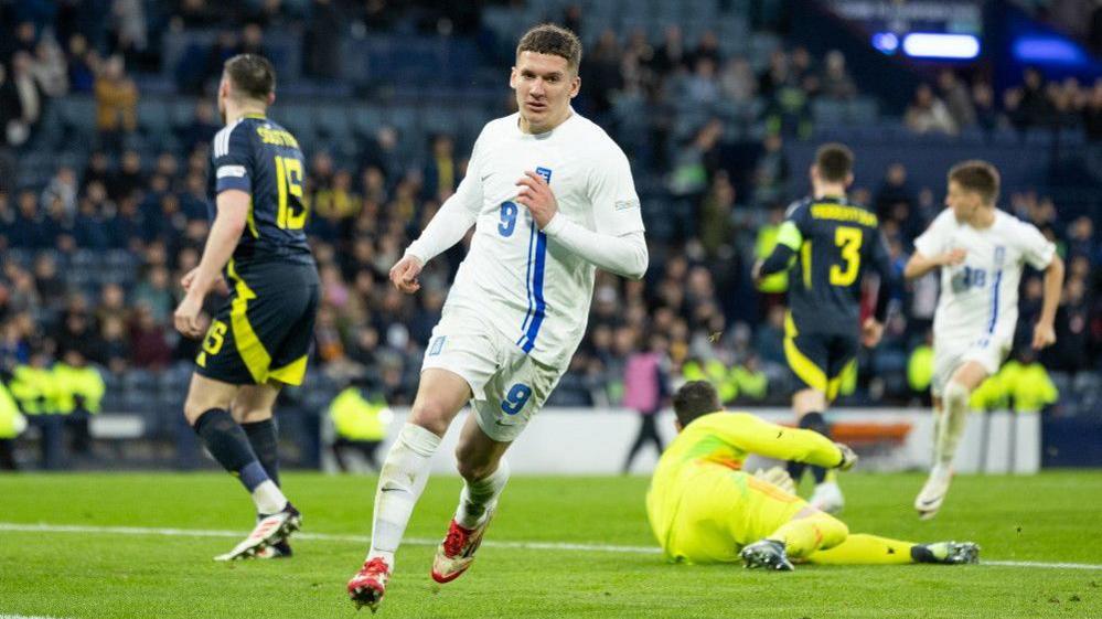 Christos Tzolis às dèidh dha a' Ghrèig a chur 3-0 air thoiseach aig Hampden sa Mhàrt.