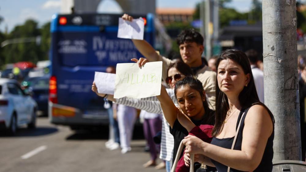 People trying to hitchhike home during the powercut