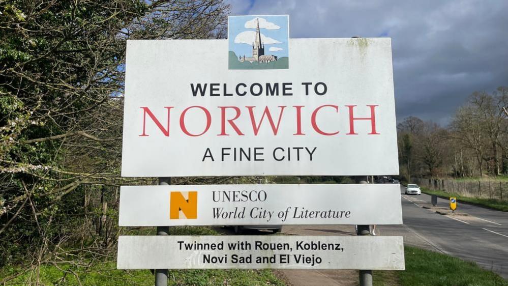 Road sign welcoming drivers to Norwich