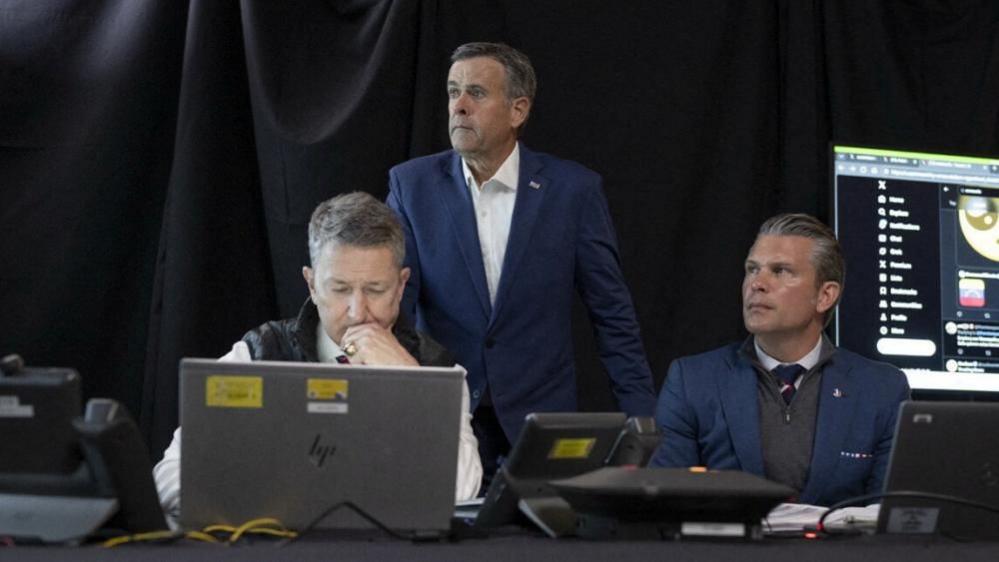 Një fotografi e postuar nga Presidenti i SHBA-së Donald Trump në llogarinë e tij Truth Social tregon Sekretarin e Mbrojtjes të SHBA-së Pete Hegseth të ulur pranë Kryetarit të Shtabit të Përbashkët Dan Caine, ndërsa Drejtori i CIA-s John Ratcliffe qëndron pranë një ekrani që tregon postime në faqen e internetit X.com.