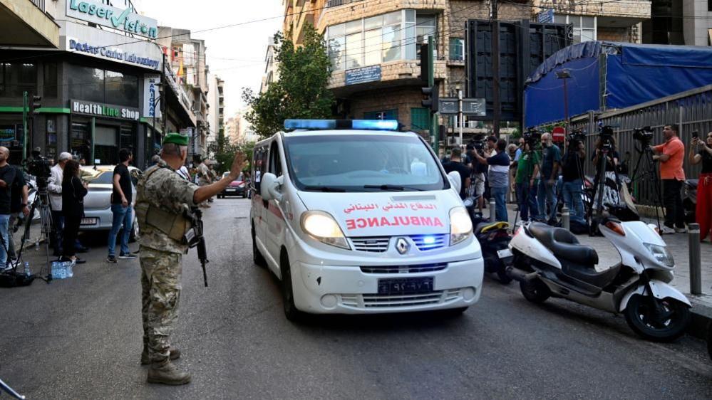 A Lebanese soldier gestures to an ambulance in Beirut (17/09/24)