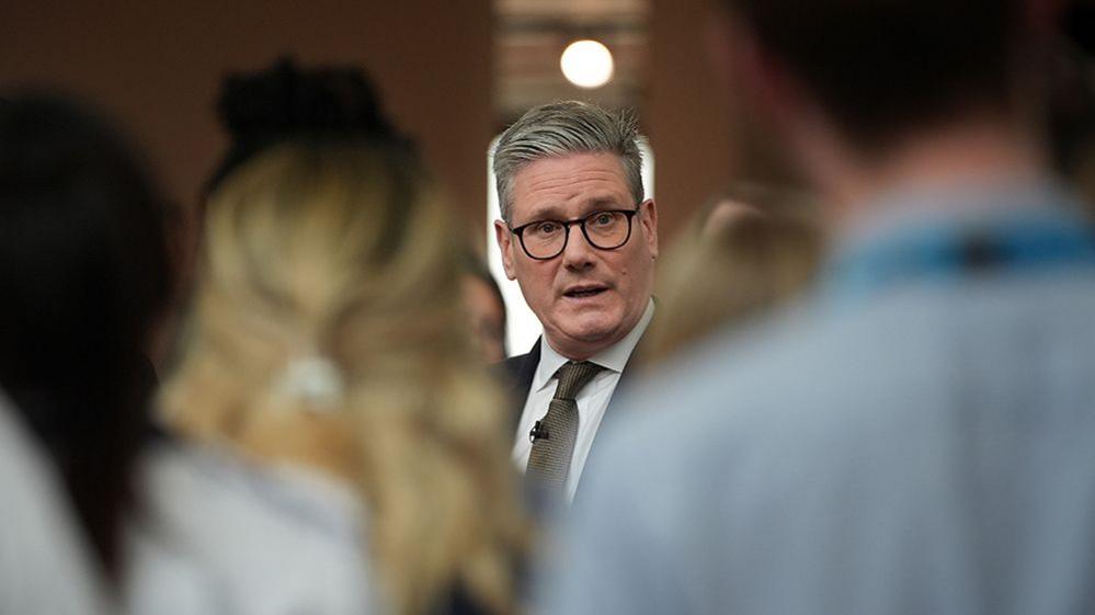 Keir Starmer addresses a crown during a campaign event in Worcester on 29 May