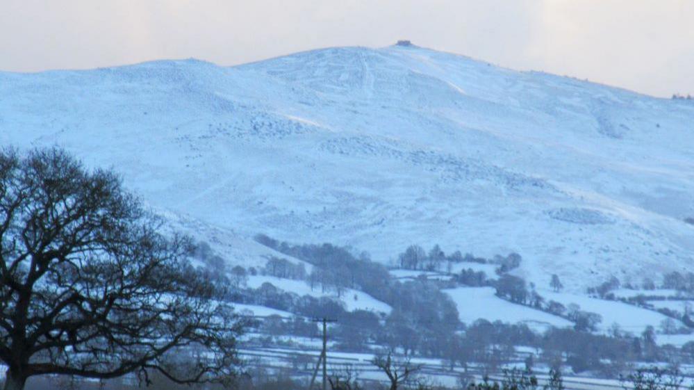 Yr eira ar Foel Famau
