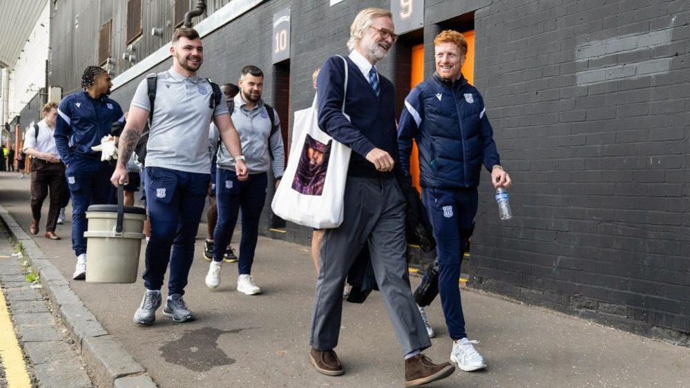 Steven Pressley and Dundee players walking to Tannadice
