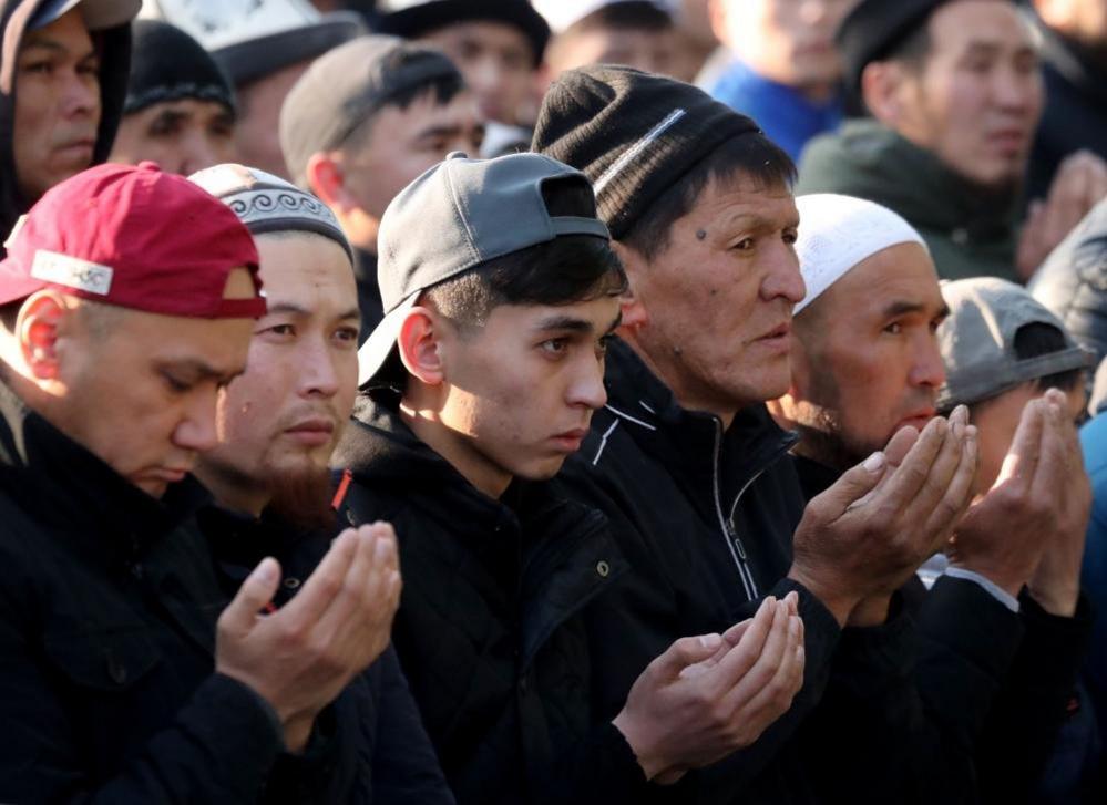 Kyrgyz people pray