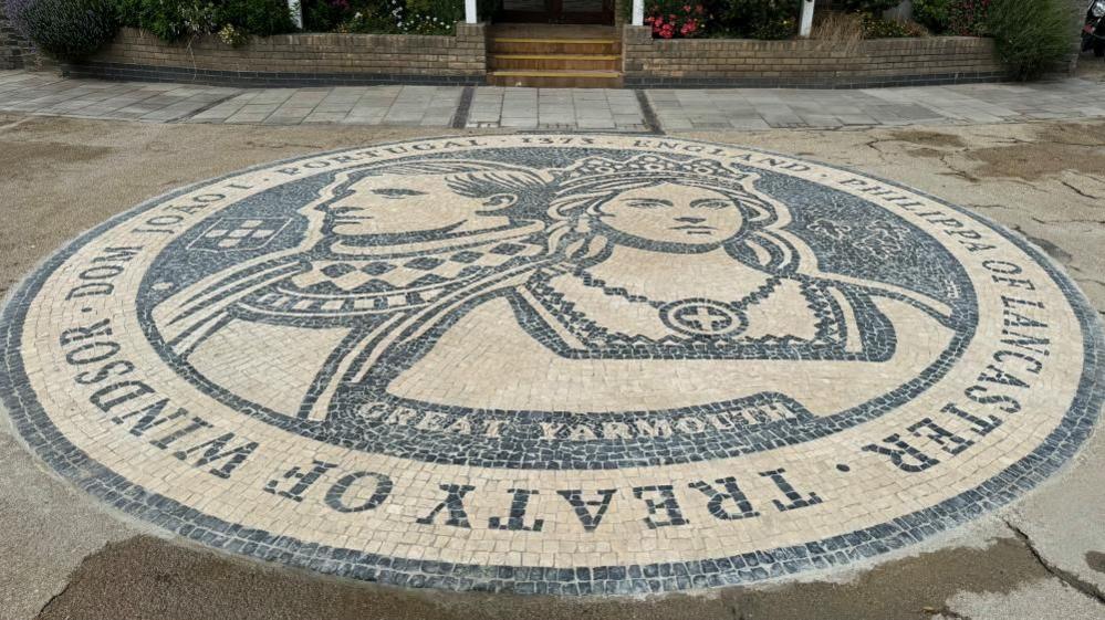 A mosaic of paving stones, depicting the Treaty of Windsor and the marriage of Dom Joao I and Philippa of Lancaster.