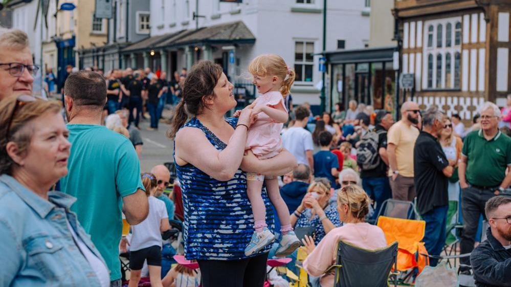 Cynulleidfa yn mwynhau'r adloniant a'r diodydd