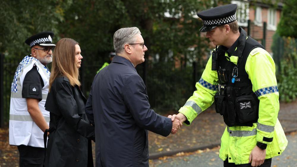 British Prime Minister Sir Keir Starmer shaked hands with a police officer at the scene of the synagogue attack in Manchester