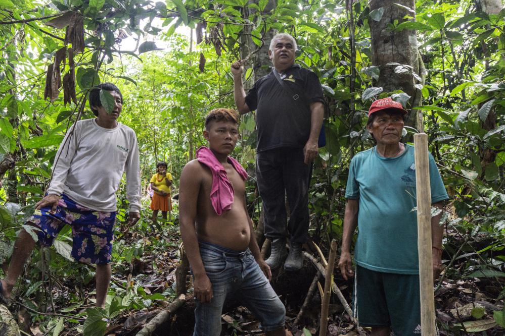 Cesar de Mendes with members of the Waikas community