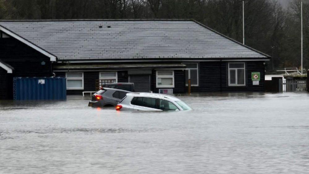 Llifogydd ar safle Clwb Rygbi Pont-y-Cymer, Casnewydd