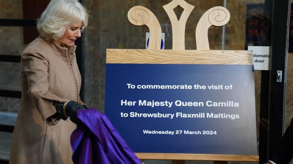 The Queen unveils a sign