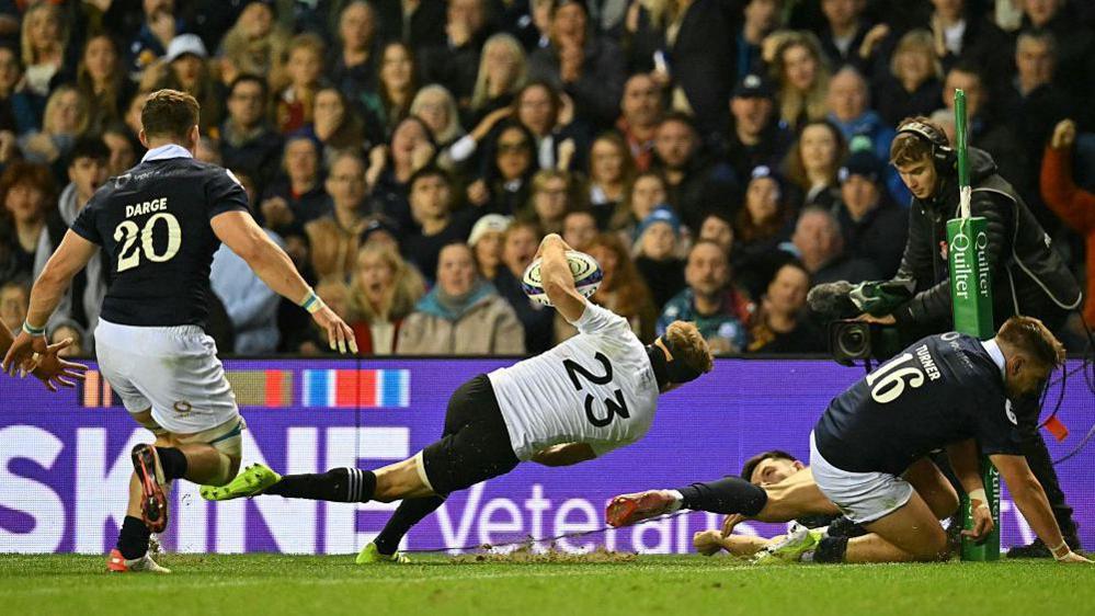 Damian McKenzie scores New Zealand's third try at Murrayfield