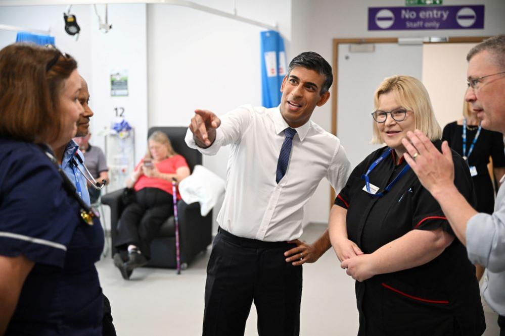 Rishi Sunak speaking to hospital staff 