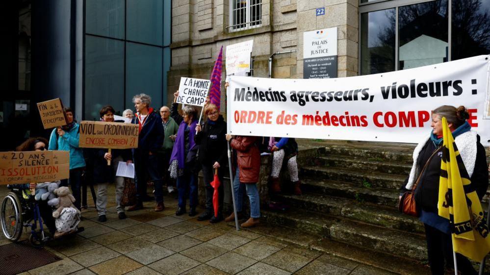 Members of women's collectives, doctors, NGOs and unions demonstrate in front of the courthouse on Monday