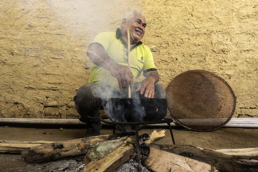 Cesar de Mendes stirring a pot