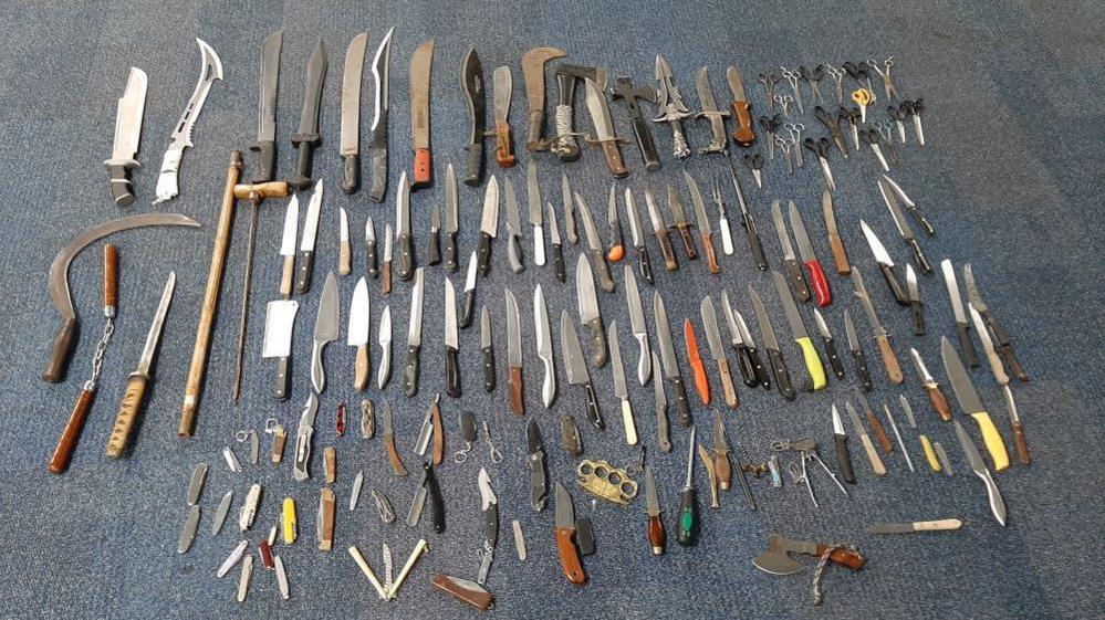 Knives and the weapons handed in to the police 