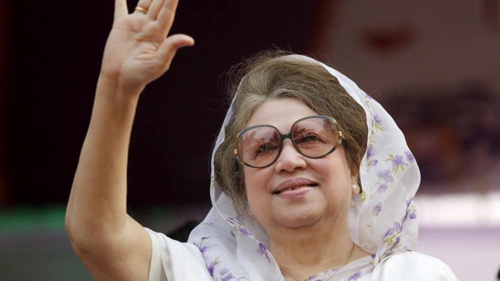 Bangladesh Nationalist Party (BNP) Chairperson Begum Khaleda Zia waves to activists as she arrives for a rally in Dhaka in this file picture taken January 20, 2014. REUTERS/Andrew Biraj//File Photo