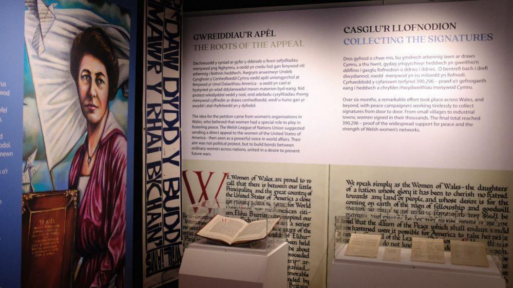 Mae arddangosfa barhaol yn y Llyfrgell Genedlaethol yn Aberystwyth i ddathlu Deiseb Heddwch Menywod Cymru.