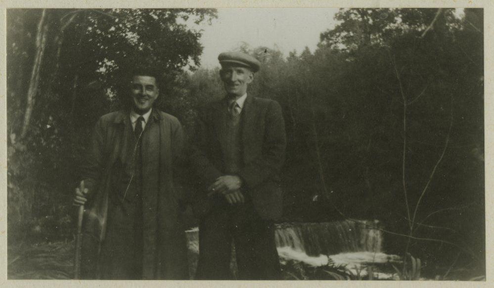 Llun du a gwyn o ddau ddyn. Wedi'i dynnu yn y 1930au.