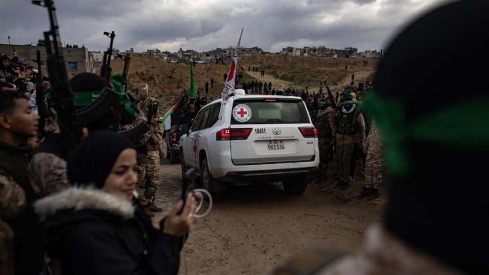 Red Cross vehicle drives through lines of Palestinians in Khan Younis, Gaza (20/02/25)