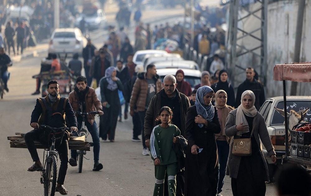 Palestinians walk toward safer areas following the resumption of Israeli strikes on Rafah in the southern Gaza Strip on December 1, 202