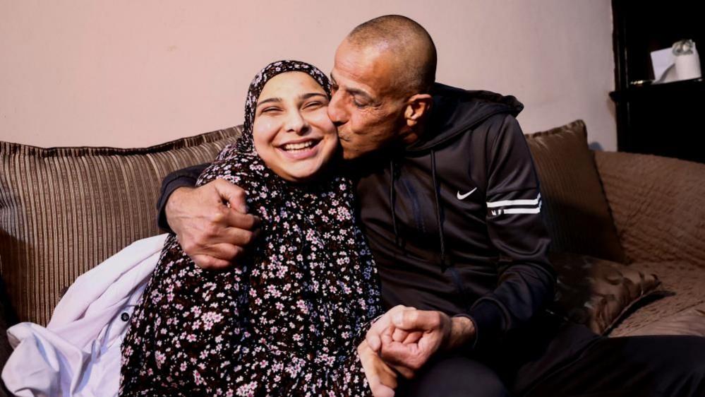 Rose Khwais, a freed Palestinian prisoner, is kissed by her father (20/01/25)